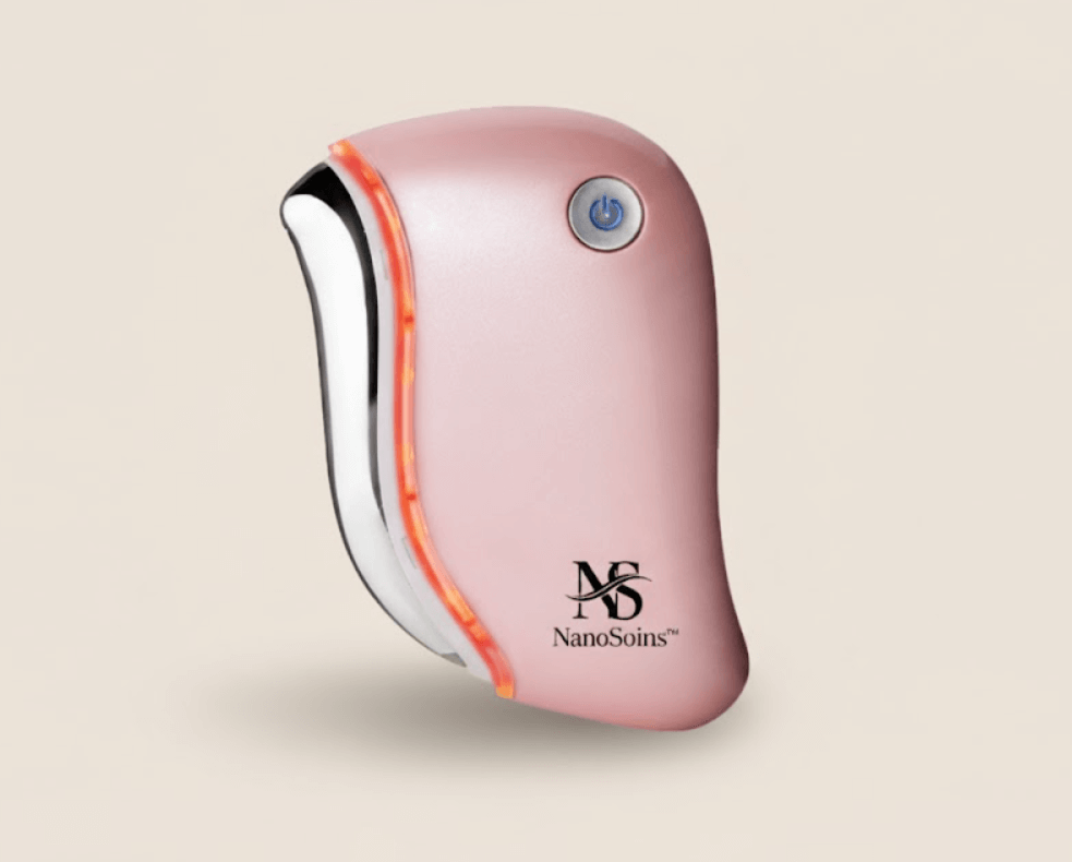 Appareil NanoSculpt™ rose poudré en gros plan, soulignant son design ergonomique inspiré du Gua Sha pour une prise en main intuitive et efficace.