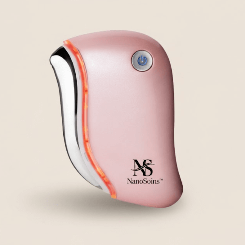 Appareil NanoSculpt™ rose poudré (Gua Sha Chauffant LED 4-en-1) en gros plan. Technologie professionnelle anti-âge pour le lifting et le raffermissement du visage.