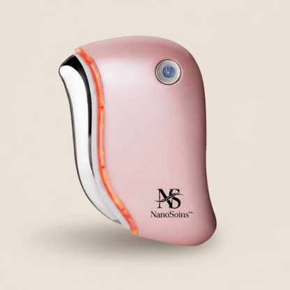 Appareil NanoSculpt™ rose poudré (Gua Sha Chauffant LED 4-en-1) en gros plan. Technologie professionnelle anti-âge pour le lifting et le raffermissement du visage.